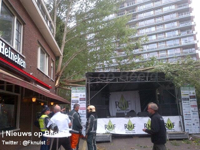 Grote tak valt op podium Jazz Festival Bergse Dorpsstraat Rotterdam
