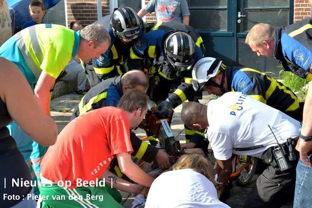 30-06-13-julianastraat-zwijndrecht-jongen-bekneld-1