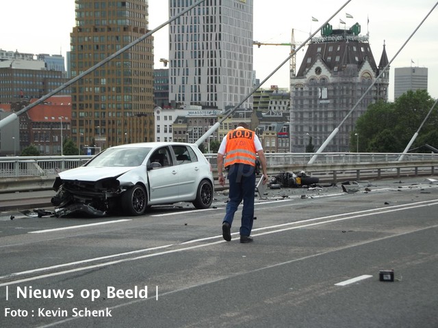 Man zwaargewond na motorongeval Willemsbrug Rotterdam