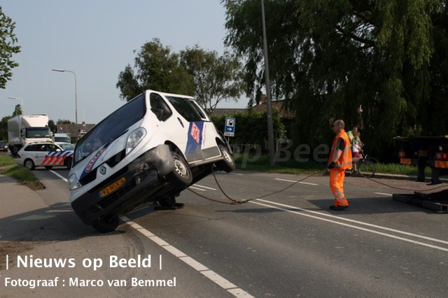Bestelbus beland op zijkant na aanrijding met vrachtwagen Bredeweg Zevenhuizen