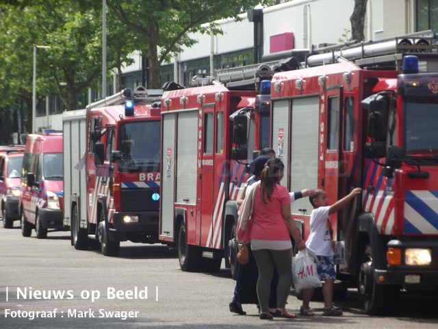 Loeiende sirenes door de straten voor Rotterdam voor zieke kinderen Sophia Kinderziekenhuis