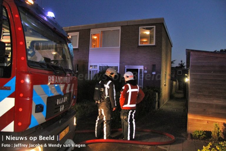 Brandweer redt vijf personen bij woningbrand Uiverstraat Capelle aan den IJssel
