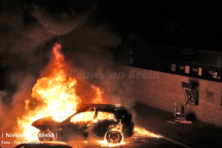 Auto in brand gestoken bij plofkraak geldautomaat Hantje de Jongstraat Rotterdam