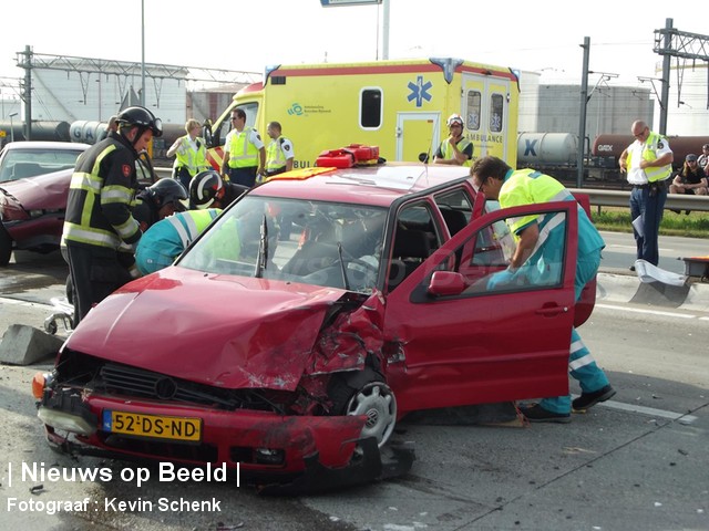 Inzittende auto bekneld na aanrijding Vondelingenweg Hoogvliet