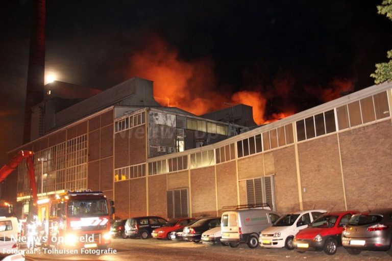 Uitslaande brand in glasfabriek Buitenhavenweg Schiedam (video)
