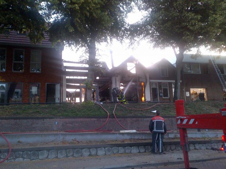 Felle brand na explosie verwoest twee winkels Zandpad Middelharnis
