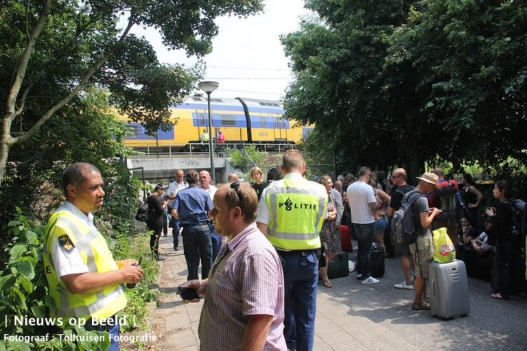 Trein met 300 passagiers ontruimd na defect bovenleiding Parkweg Schiedam (video)