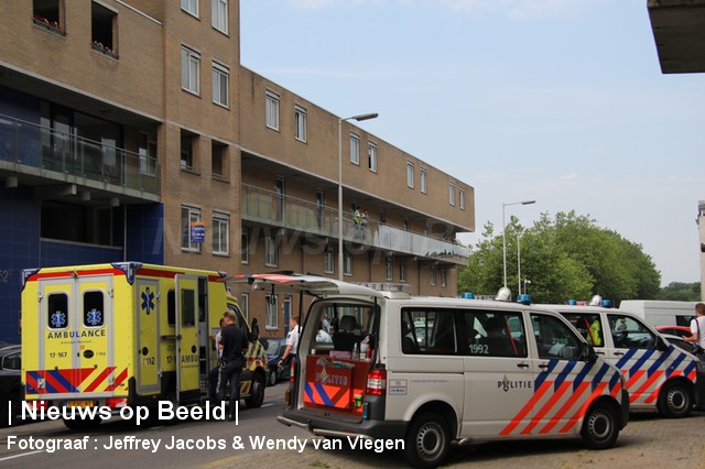 Twee vrouwen gewond na steekpartij in woning Veerlaan Rotterdam (video)