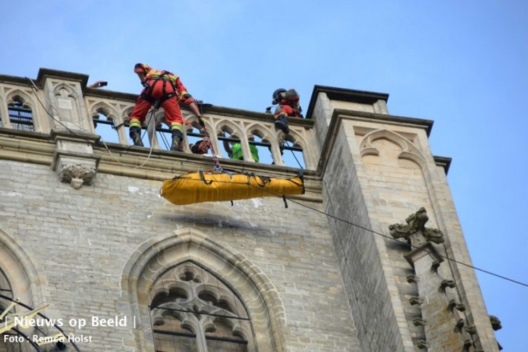 Spectaculaire reddingsactie voor onwelle man op kerktoren Sint Catharijnehof Brielle