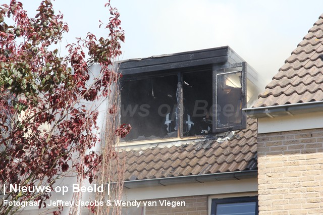 Felle brand verwoest zolder van woning Meidoornstraat Bleiswijk (video)