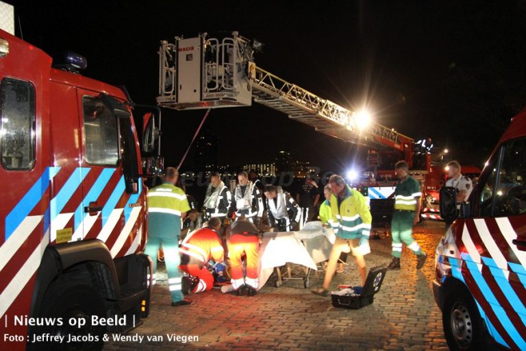 Brandweerduikers halen man uit auto te water Parkkade Rotterdam