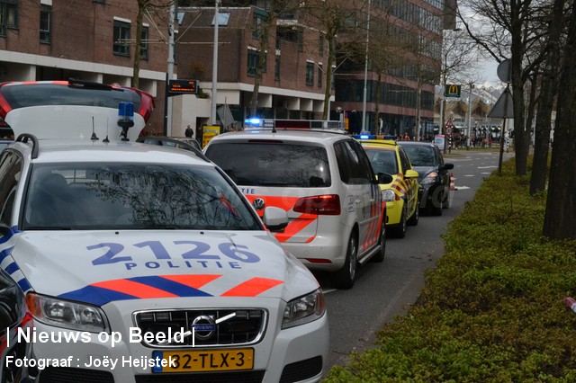 Motorrijder (20) ernstig gewond na botsing Abraham van Stolkweg Rotterdam