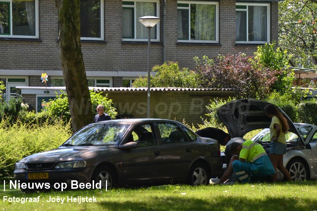 Man loopt nekletsel op na kop-staart botsing met sportauto President Rooseveltweg Rotterdam