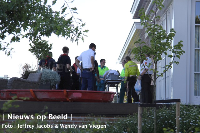 Vrouw uit de IJssel gered door omstanders IJsseldijk Krimpen aan den IJssel (video)