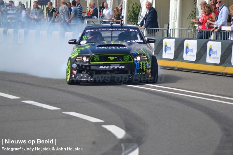 Verbrand rubber en piepende banden tijdens VKV City Racing Rotterdam