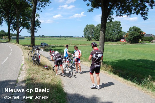 04-08-13-Essendijk-Rhoon-Ongeval-Wielrenners3