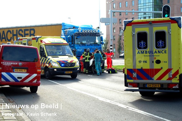 Vrouw in scootmobiel zwaargewond na aanrijding met vrachtwagen Aveling Hoogvliet