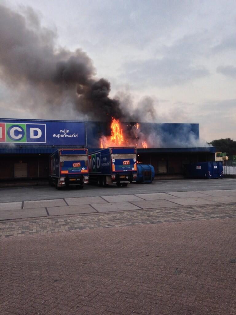 Fikse brand bij distributiecentrum van supermarkt MCD, Marisstraat Sliedrecht