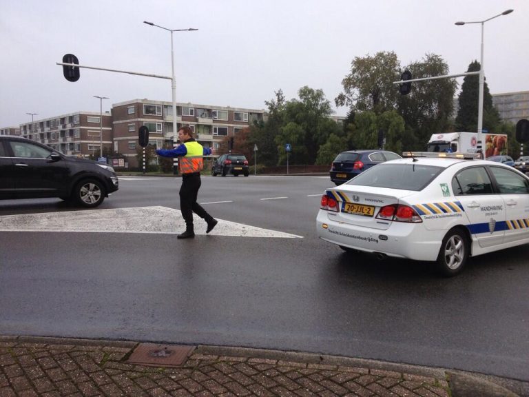 Meerdere wegen afgesloten na extreme gladheid door oliespoor Capelle aan den IJssel