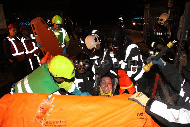 Brandweer en ambulance oefenen groot incident Groenendijk Nieuwerkerk a/d IJssel