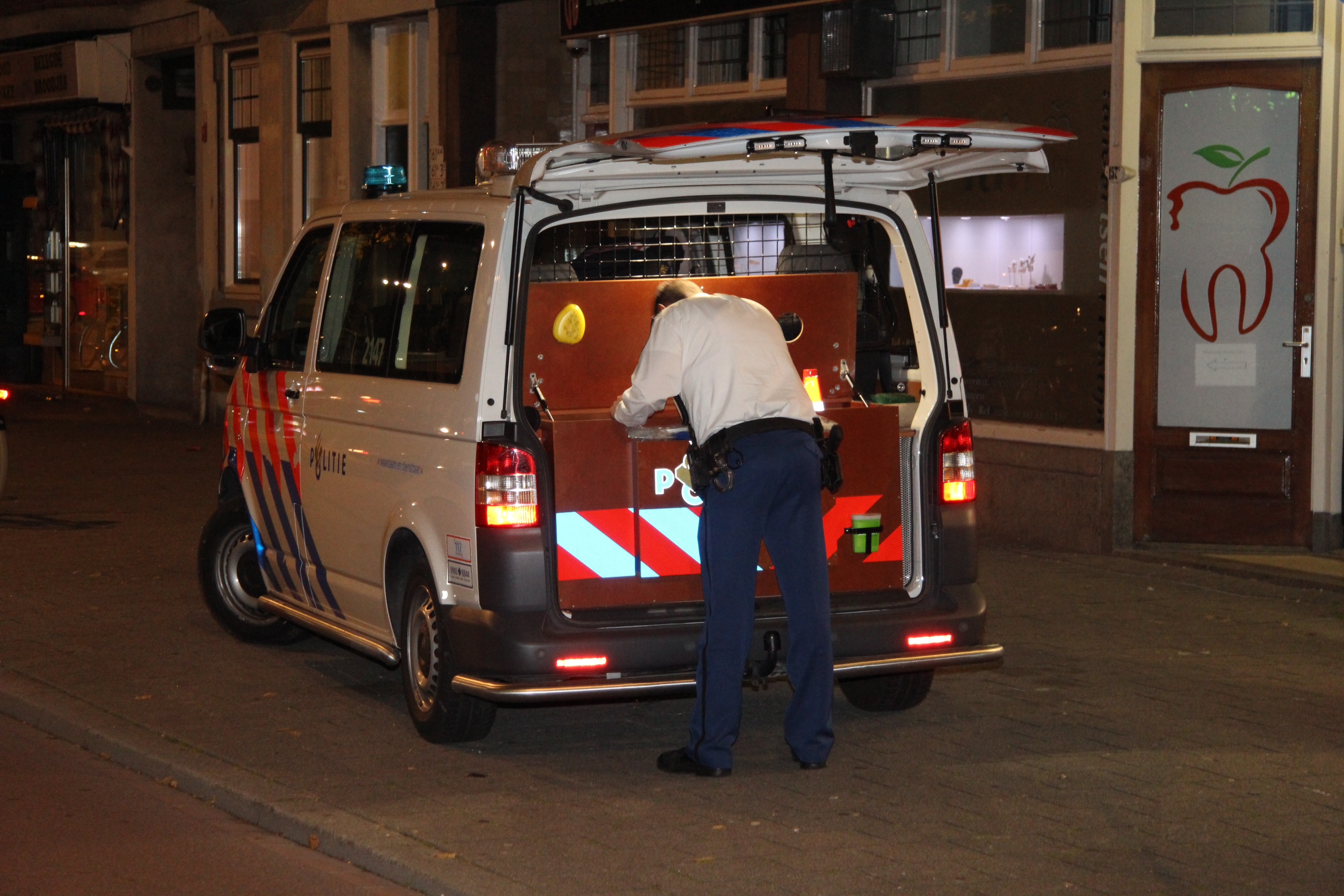 Medewerkers van winkel bedreigd met vuurwapens tijdens overval, Beukelsdijk Rotterdam