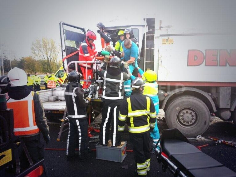 Foto update: Twee zwaargewonden en verkeerschaos na ongeval met vrachtwagens A15 Rotterdam