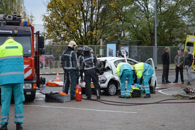 Brandweer verwijderd dak na ongeval Industrieweg Rotterdam