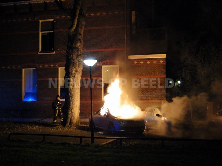 Auto gaat in vlammen op Sumatraplein Dordrecht