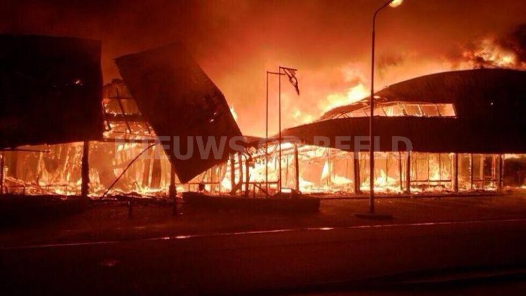 Meubelzaak compleet afgebrand na zeer grote brand Christiaan Huygensstraat Strijen