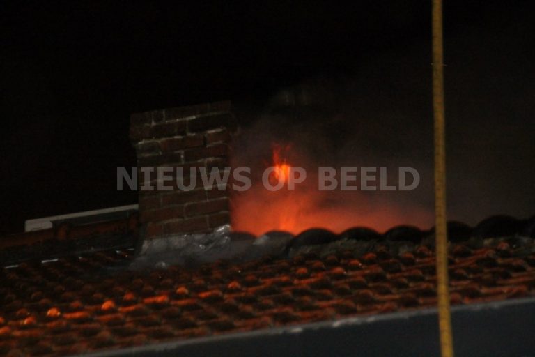 Uitslaande schoorsteenbrand slaat over naar zolder Jan Philipsweg Gouda