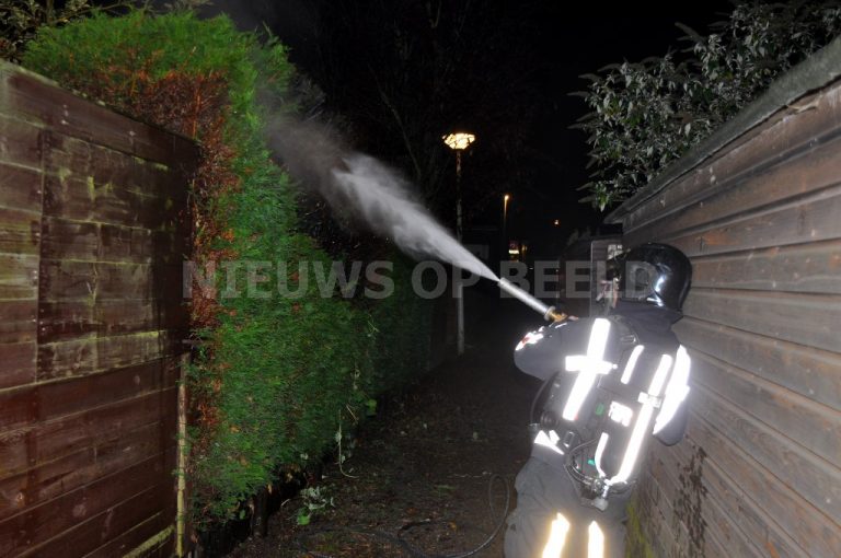 Jongeren steken heg nabij schuur in de brand Reineveld Rotterdam