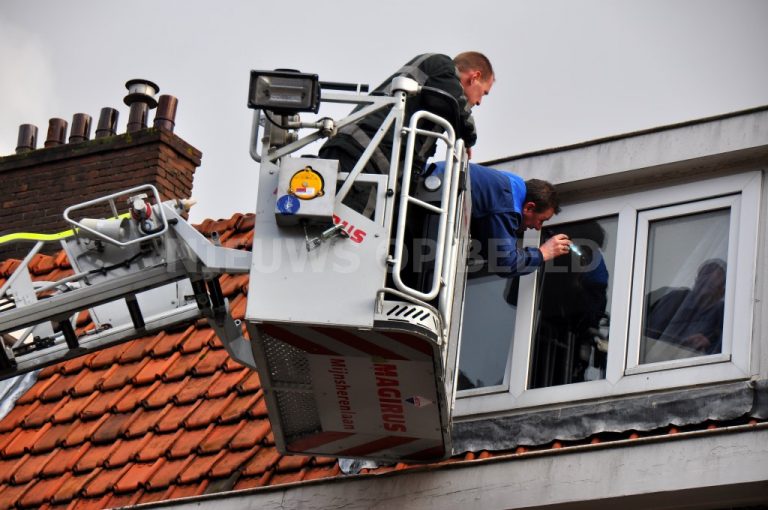 Aannemersbedrijf schakelt brandweer in voor vreemde geur in woning Putsebocht Rotterdam