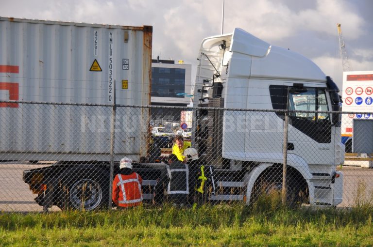 Hulpdiensten rukken uit voor ‘lekke’ afsluiter van vrachtwagen Reeweg Rotterdam