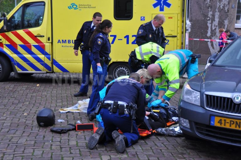 Man op scooter gewond na aanrijding met automobilist Amelandsestraat Rotterdam