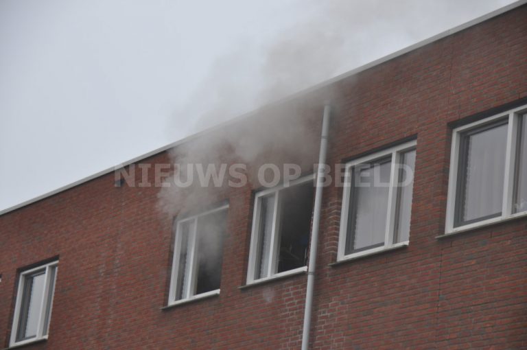 Brandweer redt bewoners uit huis tijdens fikse brand Stellendamstraat Rotterdam