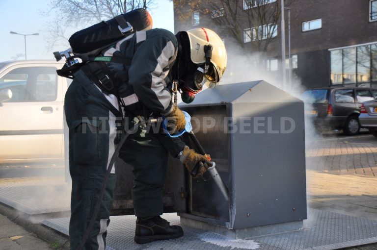 Brandweer blust brandje in container Tiengemetenhof Rotterdam