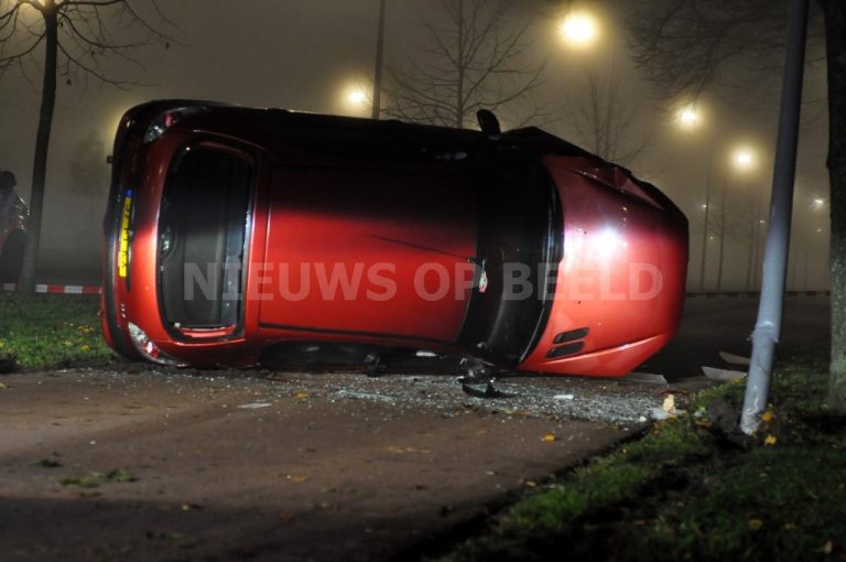 Vijf inzittenden komen met de schrik vrij na eenzijdig ongeval Oldegaarde Rotterdam