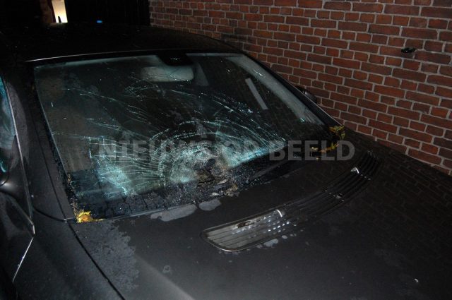Auto zwaar beschadigd door vuurwerkbom, Welhoeksedijk Poortugaal