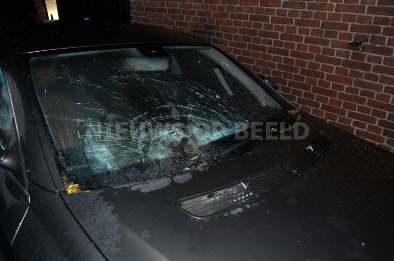 Auto zwaar beschadigd door vuurwerkbom, Welhoeksedijk Poortugaal