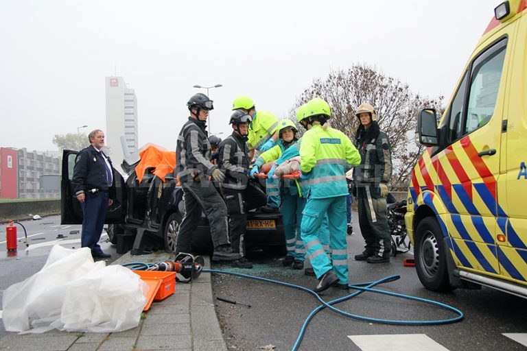 Man (33) negeert stopteken veroorzaakt ongeval en laat inzittenden achter Droogleever Fortuynplein Rotterdam (video)