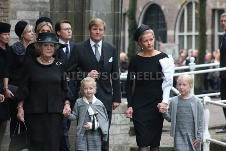 Prins Friso door familie en vrienden herdacht in kerk Oude Kerkstraat Delft