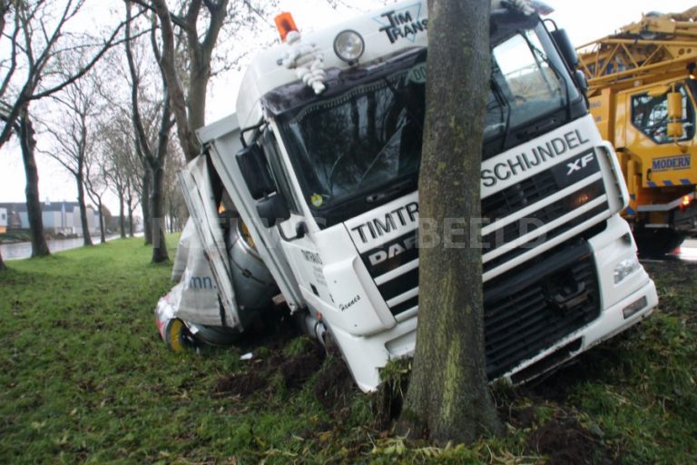 Vrachtwagen botst op boom na uitwijkmanoeuvre Schoonhovenseweg Stolwijk
