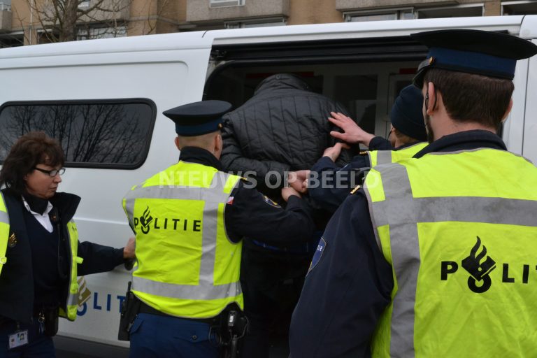 Geboeide man ontsnapt uit politieauto in Groningen