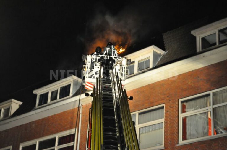 Woningen ontruimd na fikse brand op dak Moerkerkestraat Rotterdam