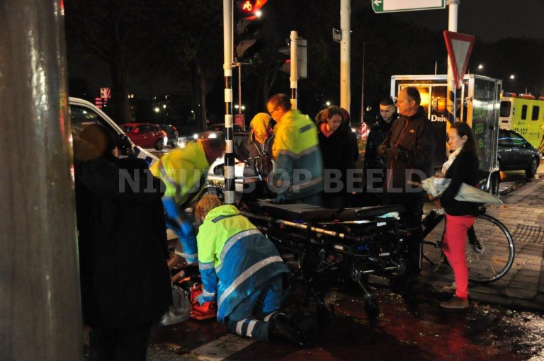 Fietser gewond na aanrijding met automobilist Spinozaweg Rotterdam