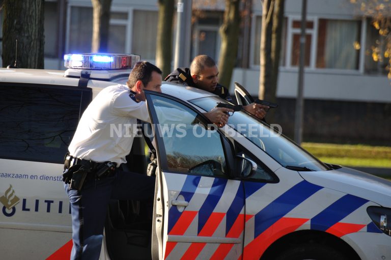 Politie lost waarschuwingsschot bij aanhouding van verdachten Ooievaarstraat Rotterdam