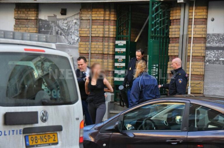 Vrouw aangehouden na inval in woning Rijsoordstraat Rotterdam