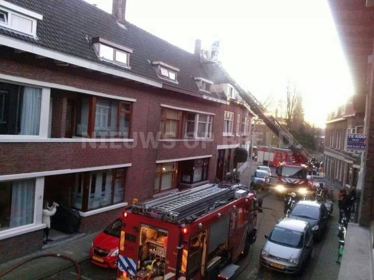 Woningen ontruimd na brand op zolder Grote Werfstraat Rotterdam