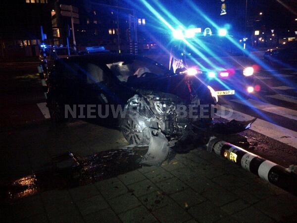 Achtervolging gestolen auto eindig tegen lantaarnpaal Zuiderparkweg Rotterdam
