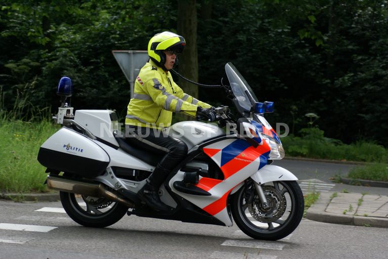 Motorrijder politie botst op voertuig op weg naar spoedmelding Bredeweg Waddinxveen